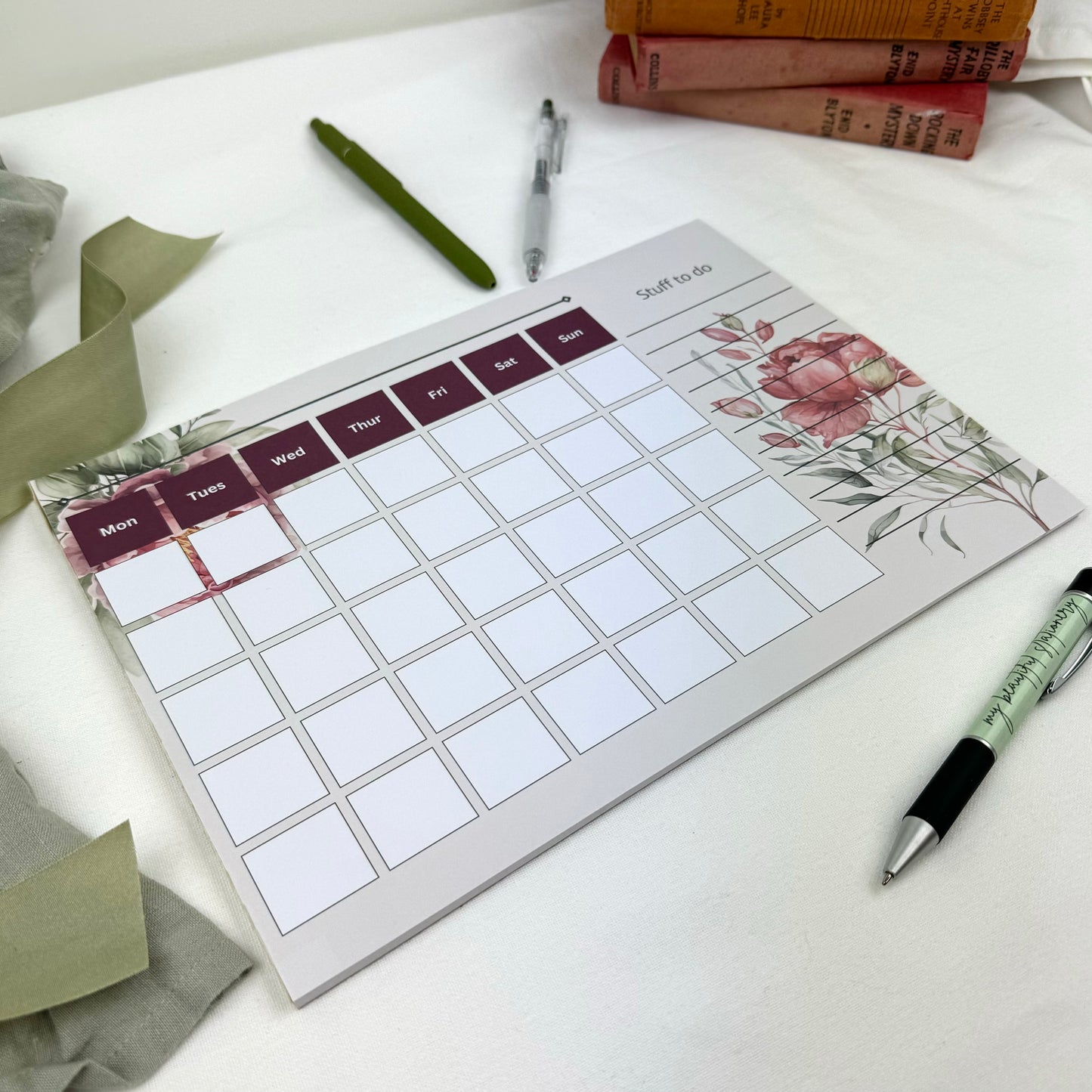 Monthly desk pad